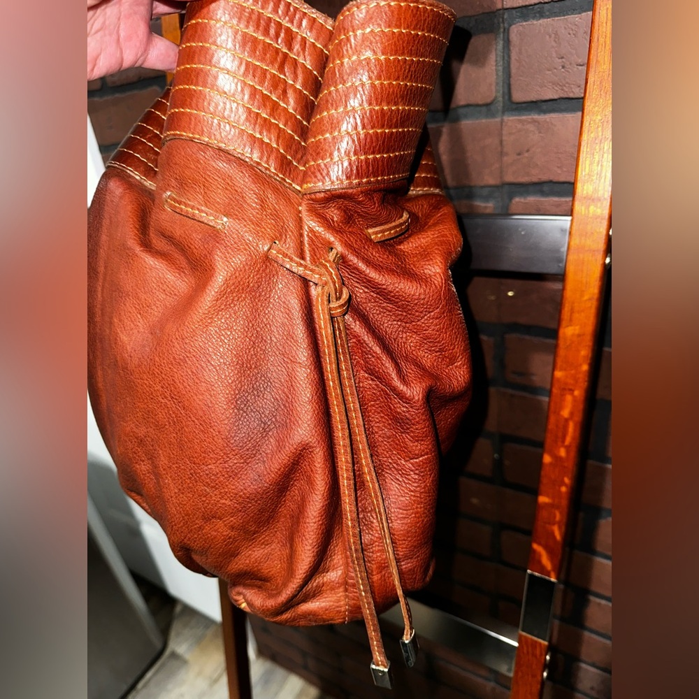 Elegant Brown Leather Shoulder Bag - Picture 4 of 9